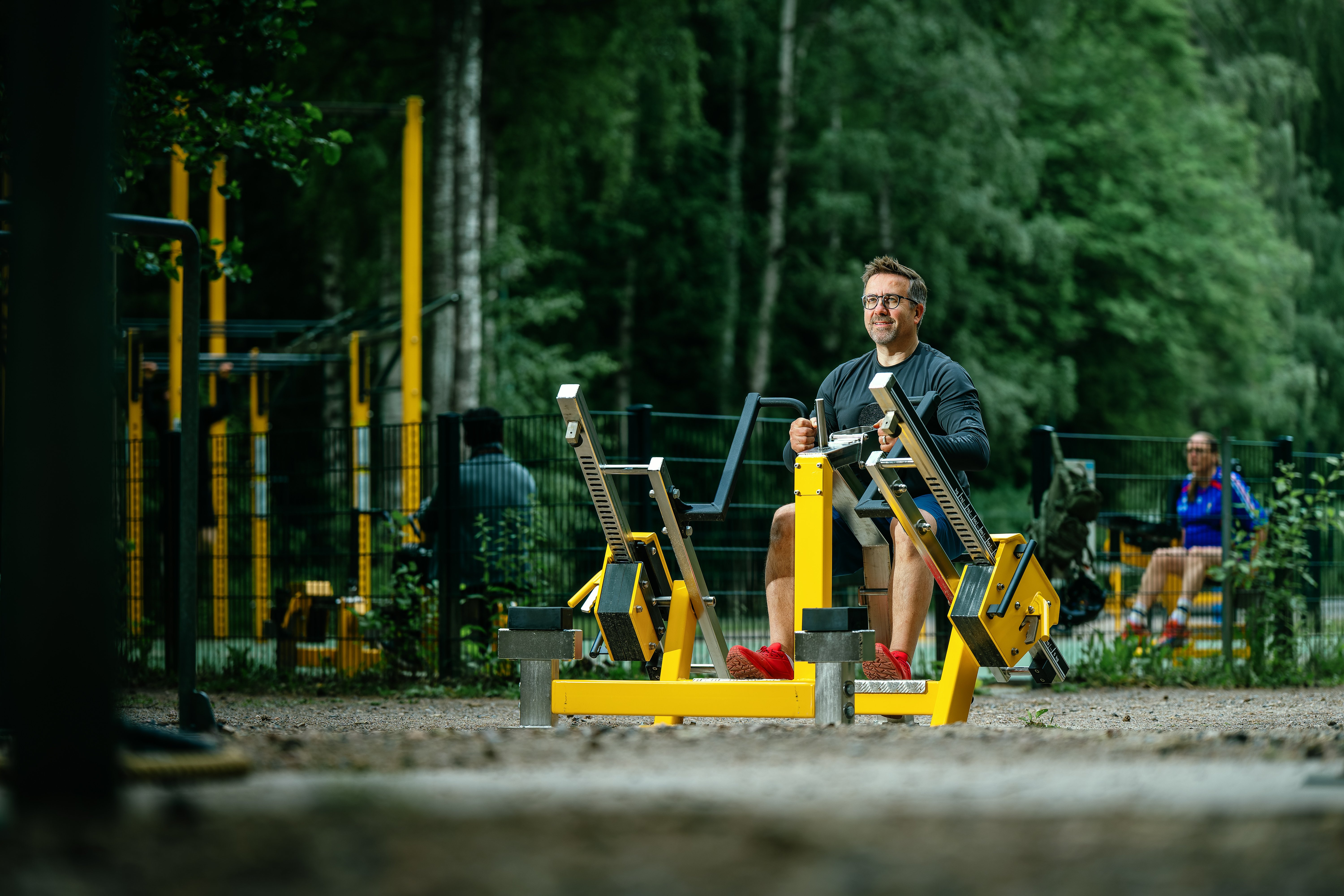 Sittande rodd från Omnigym för utegym