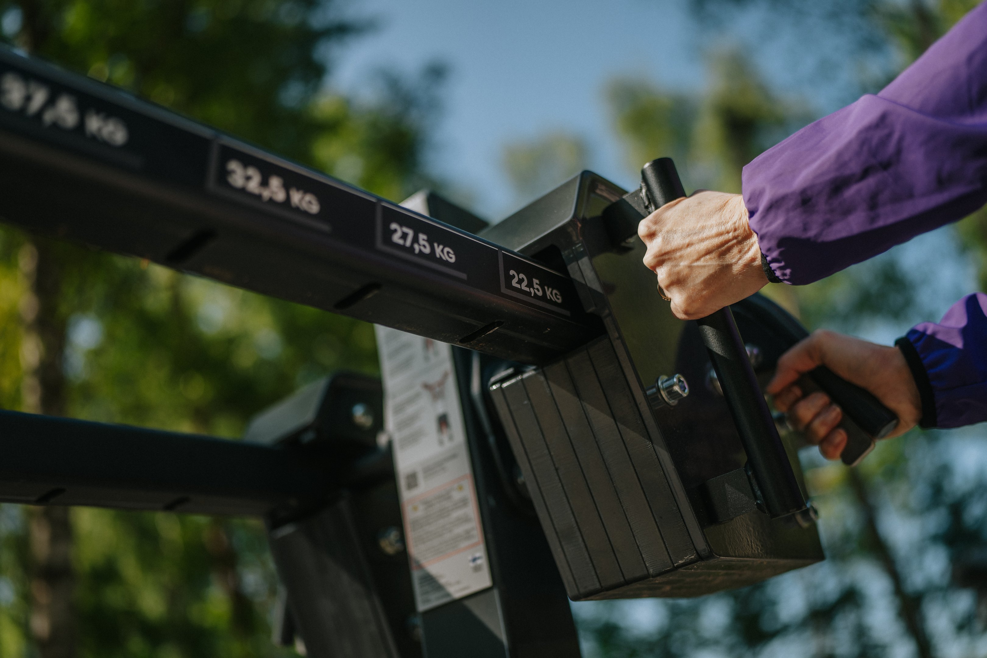 Justerbara vikter på Omnigyms utegymsmaskin