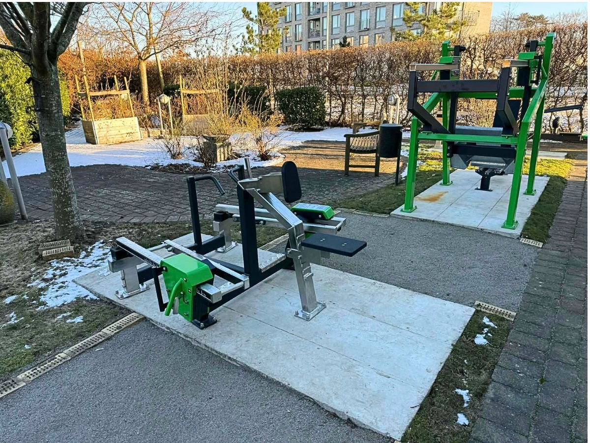 Benpress och dips på Omnigym utegym på vårdeboendet Vardaga Nattsländan