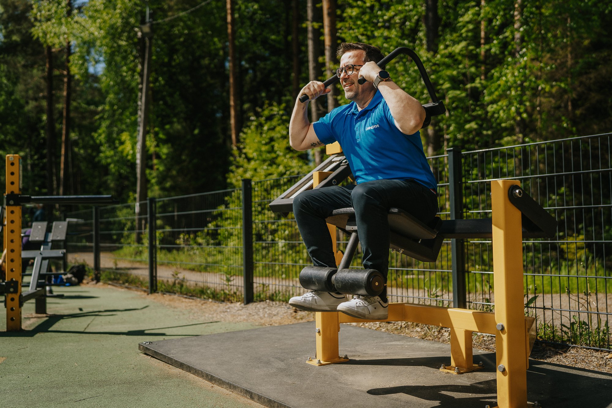 Styrketräning på utegym med Omnigyms maskiner