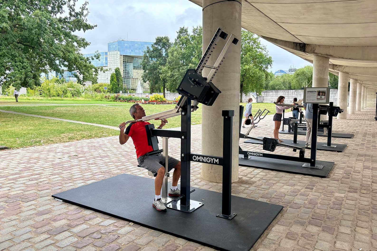 Tillgänglig utomhusträning med Omnigyms stålgym