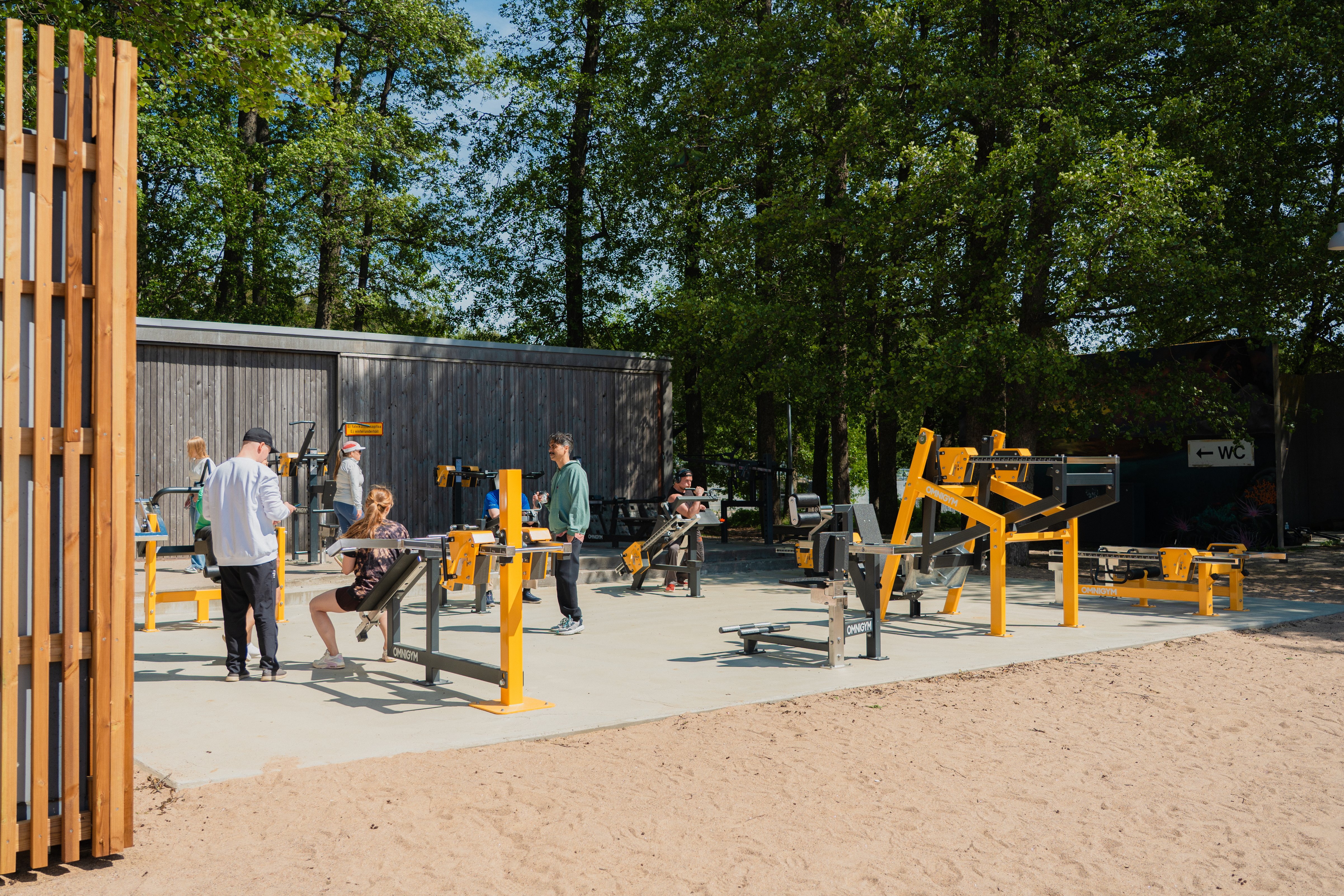 Utegym från Omnigym på stranden i Helsingfors. 