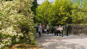 Människor som tränar på ett utegym från Omnigym i en park i Helsingfors. 