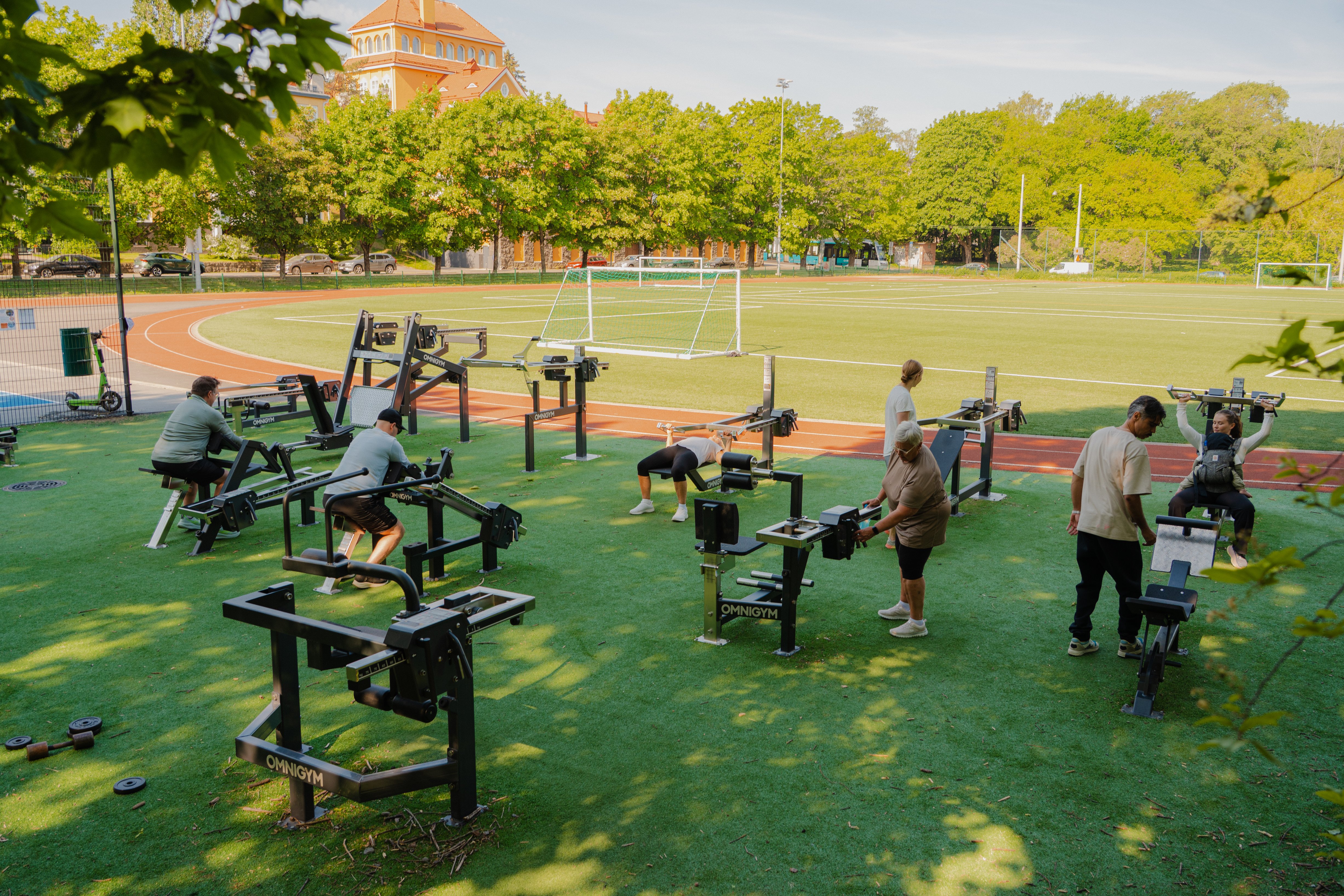Utegymsmaskiner från Omnigym på en idrottsplats