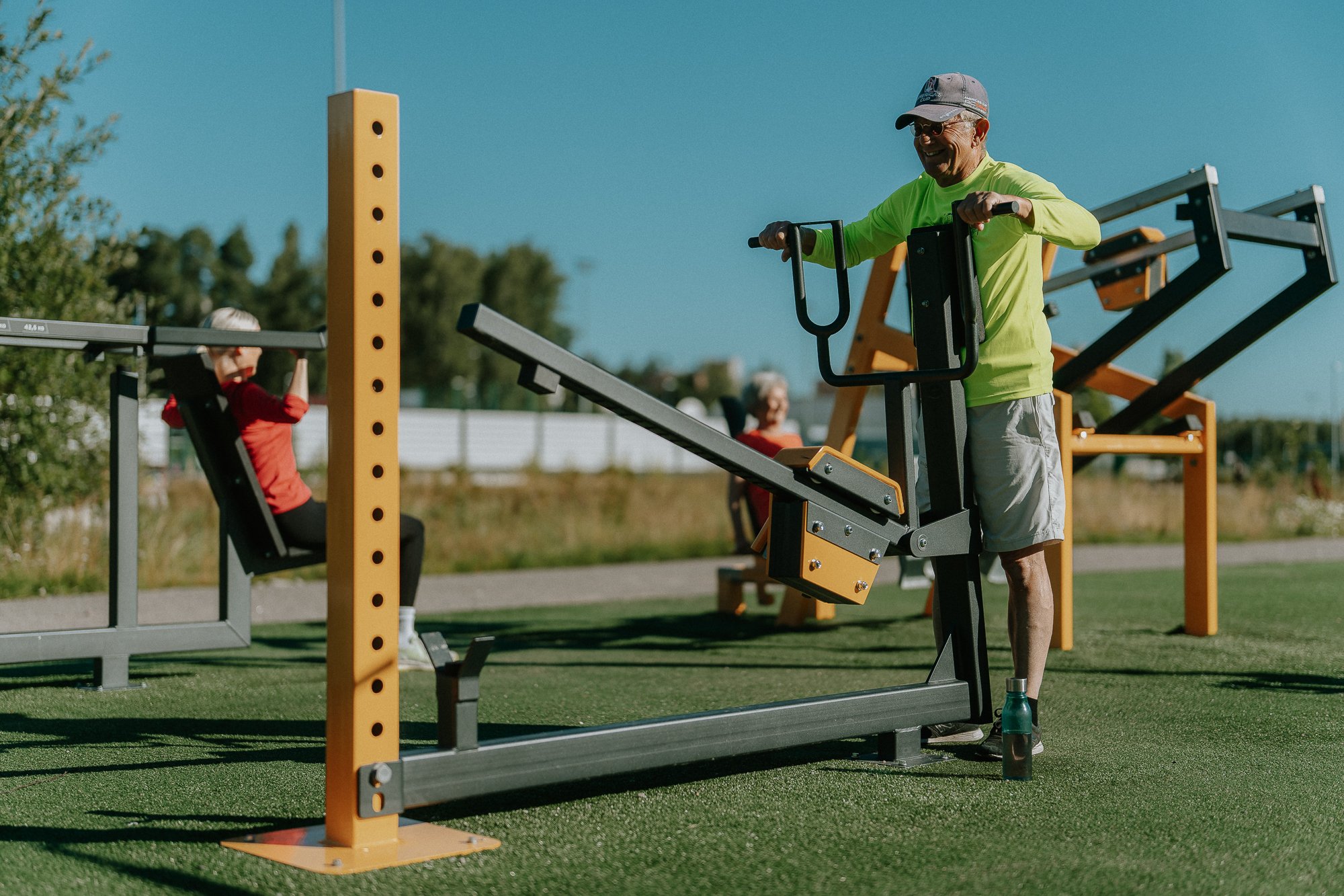 Människor tränar utomhus på utegym från Omnigym.