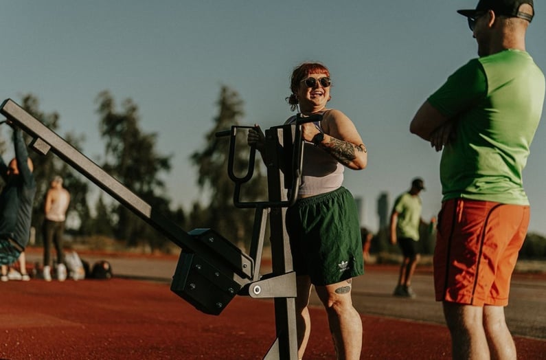 Träning på utomhusgym – stående rodd Omnigym