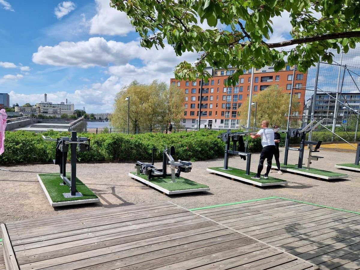 Utegym från Omnigym med betongplattformar