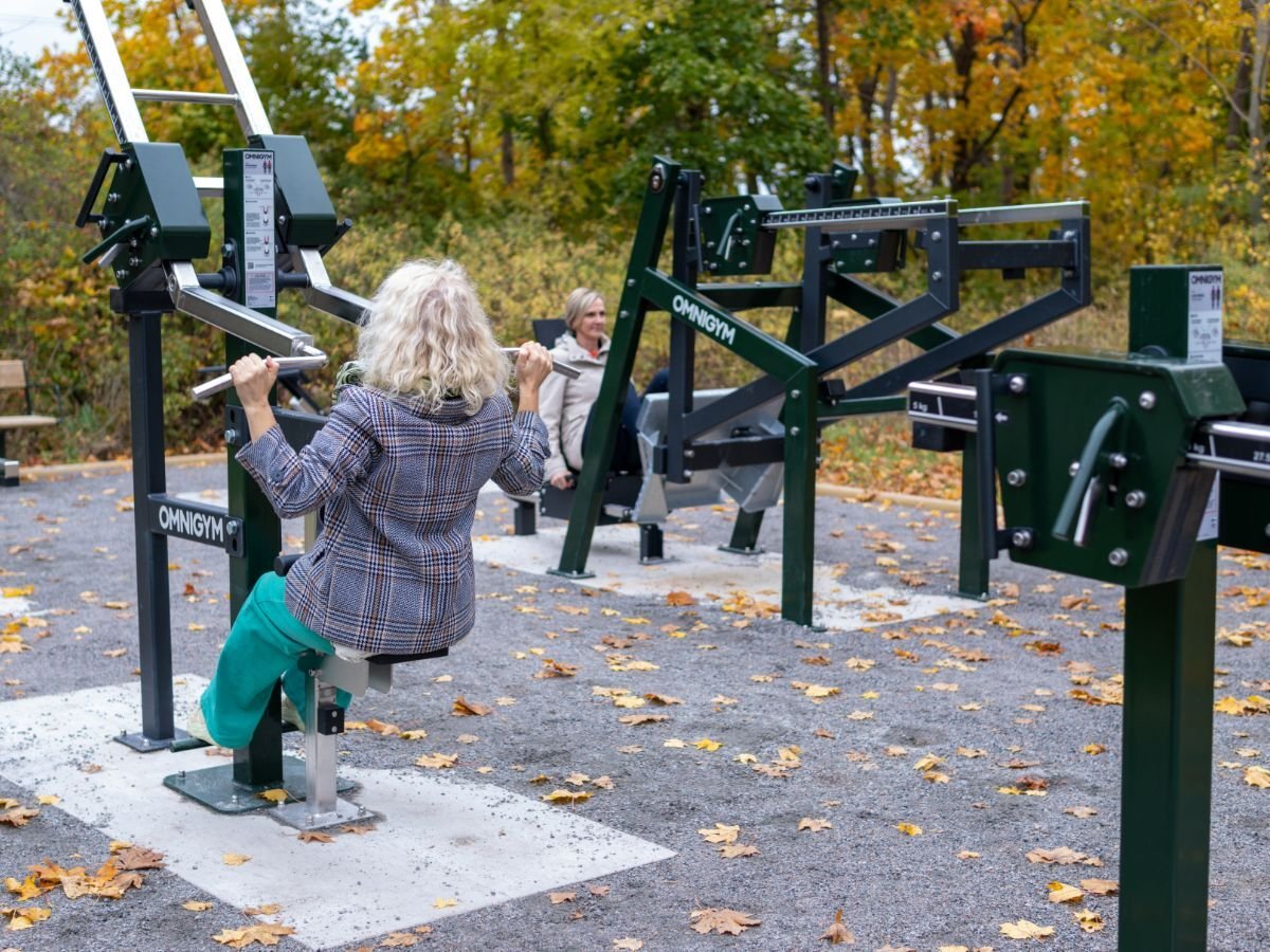 Utegym från Omnigym med nedgrävda betongplattformar