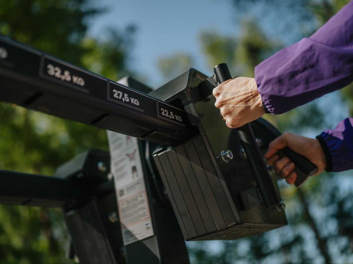 Viktmagasin på en av Omnigyms maskiner för utegym